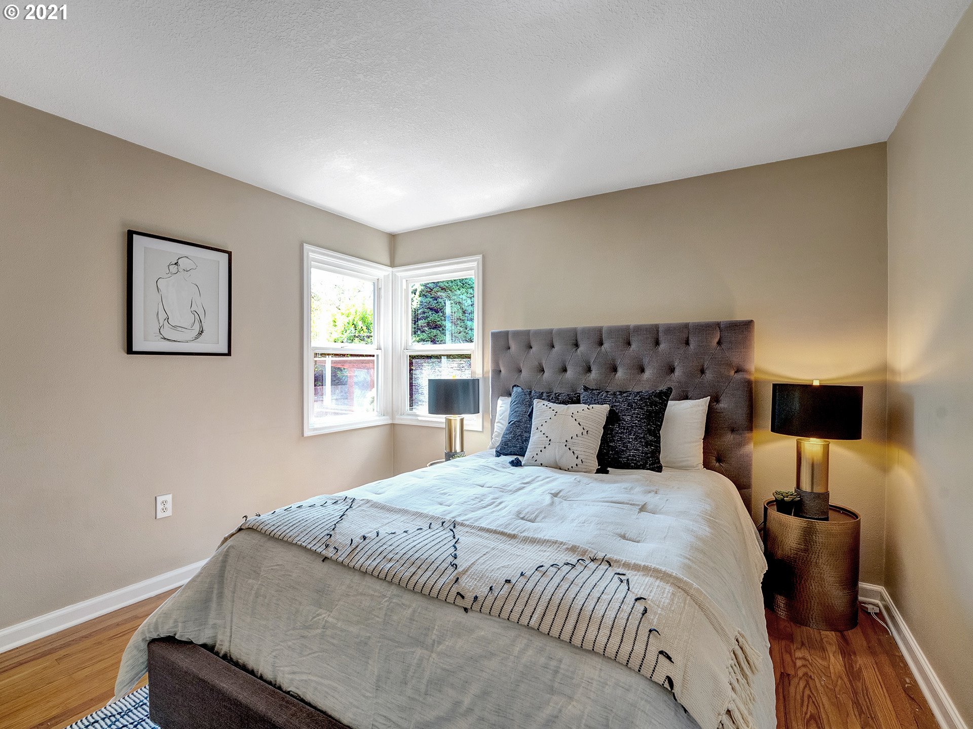 4577 Southwest Maplewood Road Portland, OR 97219 - Photo 9 of 29 Gallery Image 9