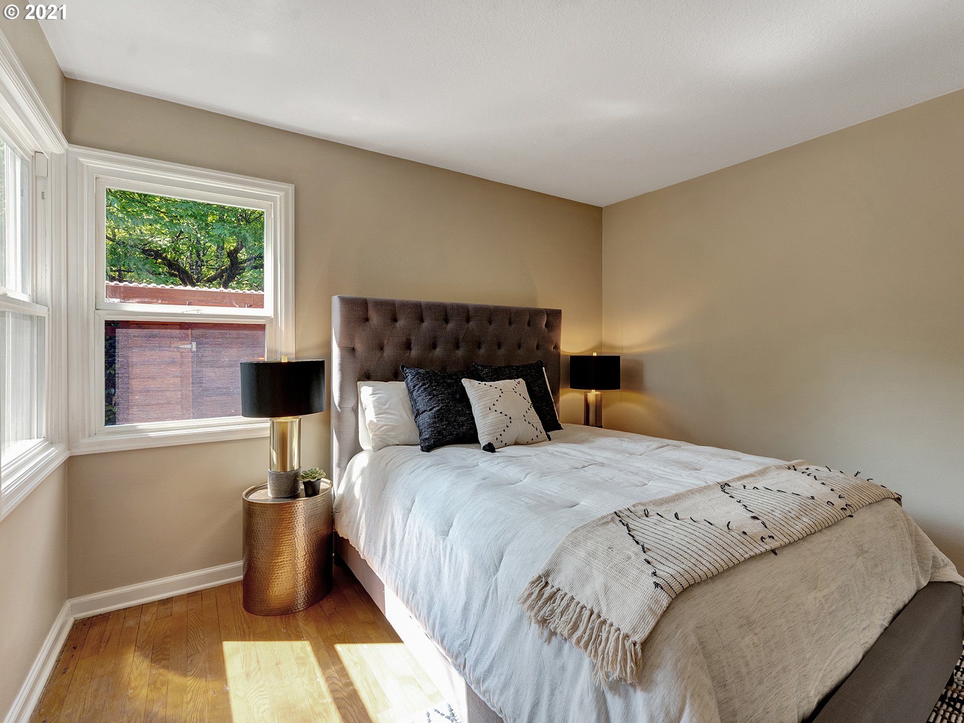 4577 Southwest Maplewood Road Portland, OR 97219 - Photo 10 of 29 Gallery Image 10