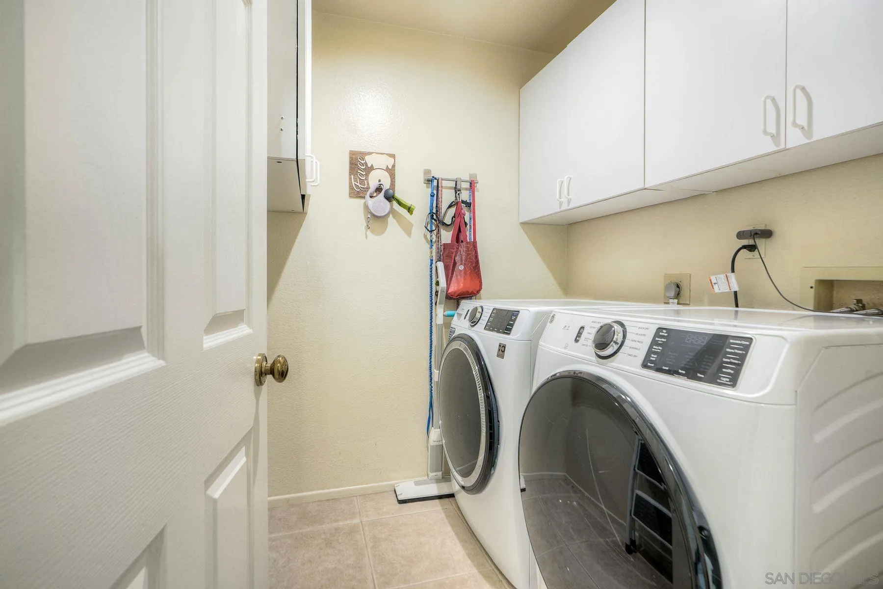 29414 Circle R Greens Drive Escondido, CA 92026 - Photo 19 of 34 a utility room with dryer and washer