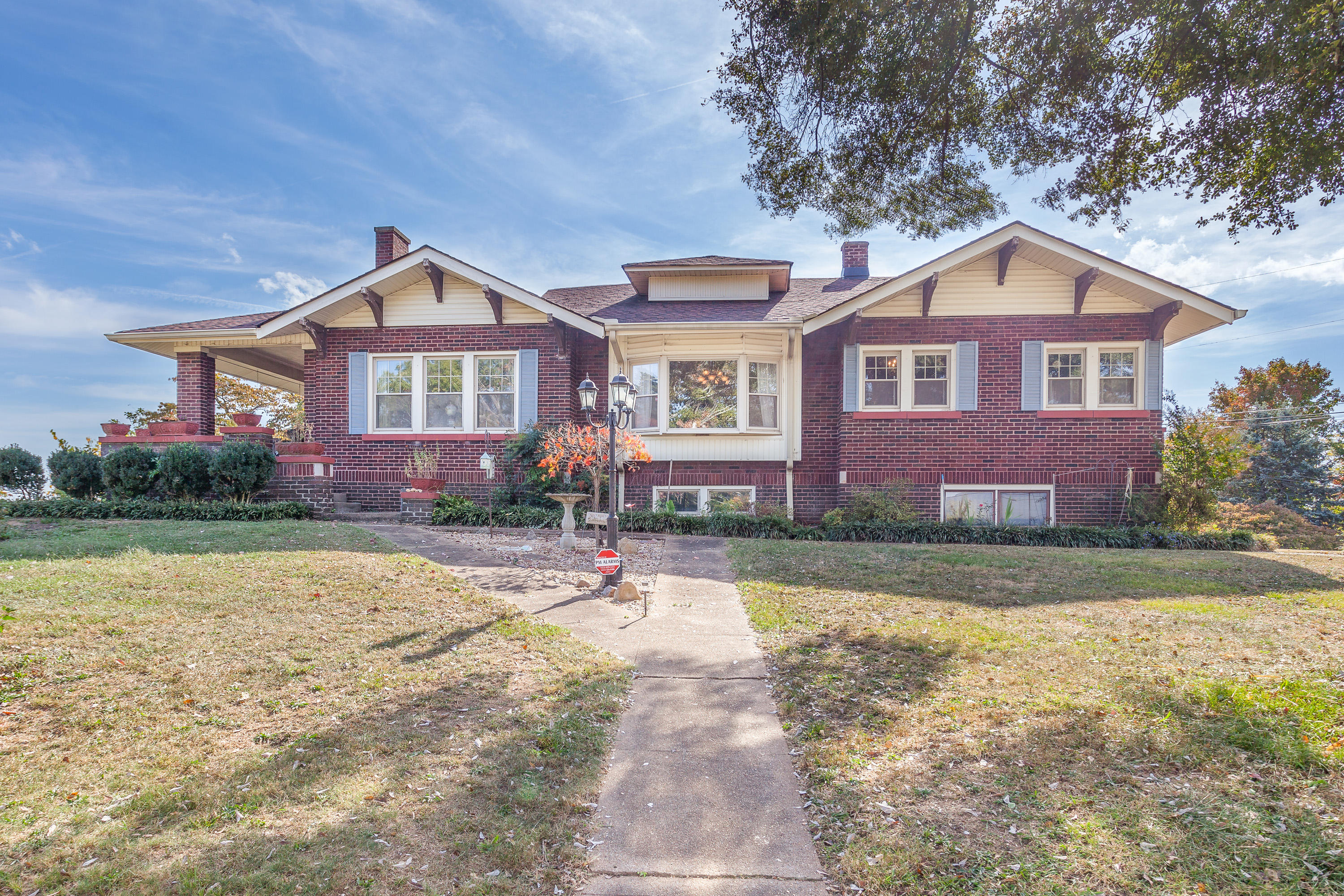 638 South Crest Road Chattanooga, TN 37404 - Photo 1 of 26 Front