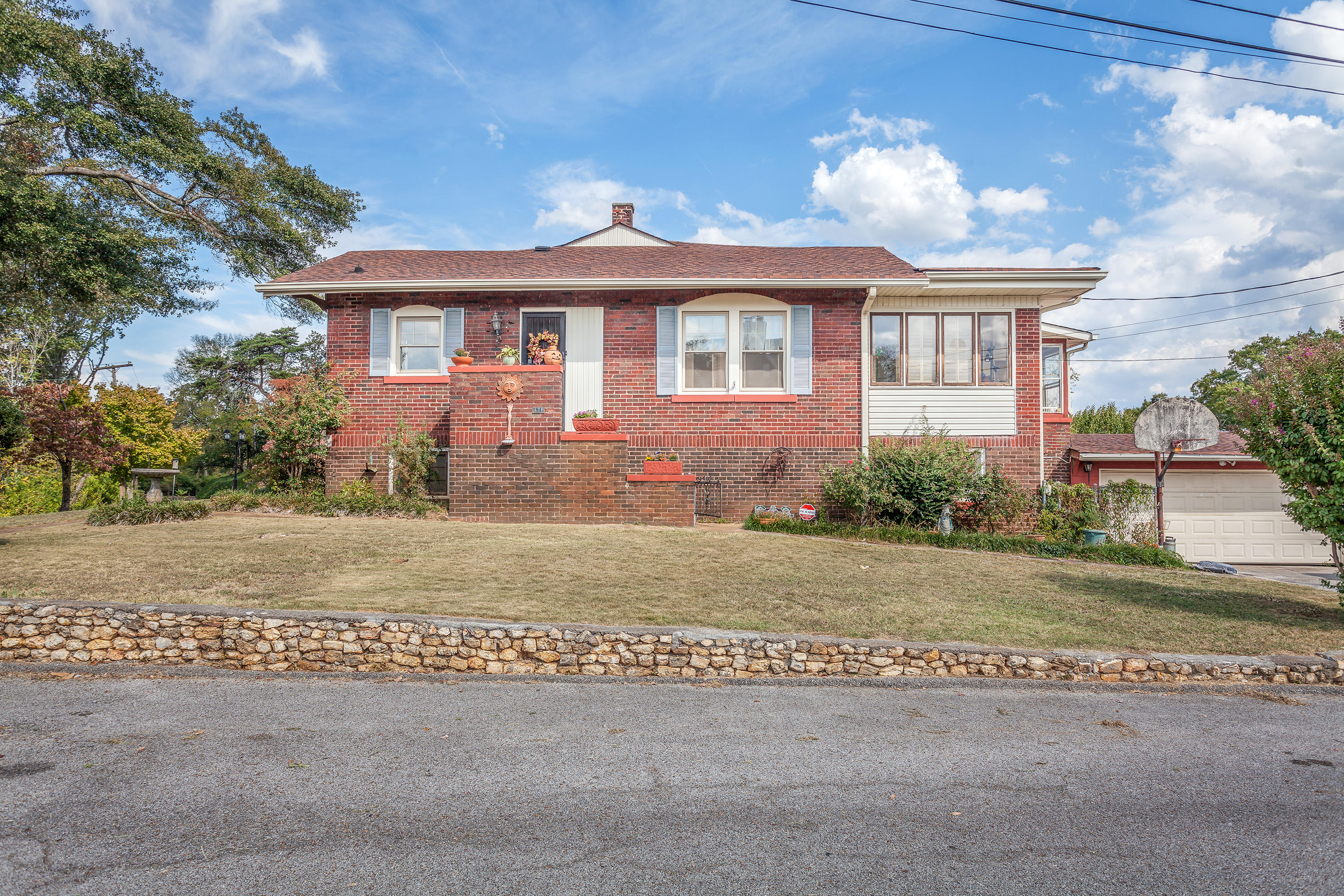 638 South Crest Road Chattanooga, TN 37404 - Photo 25 of 26 Side