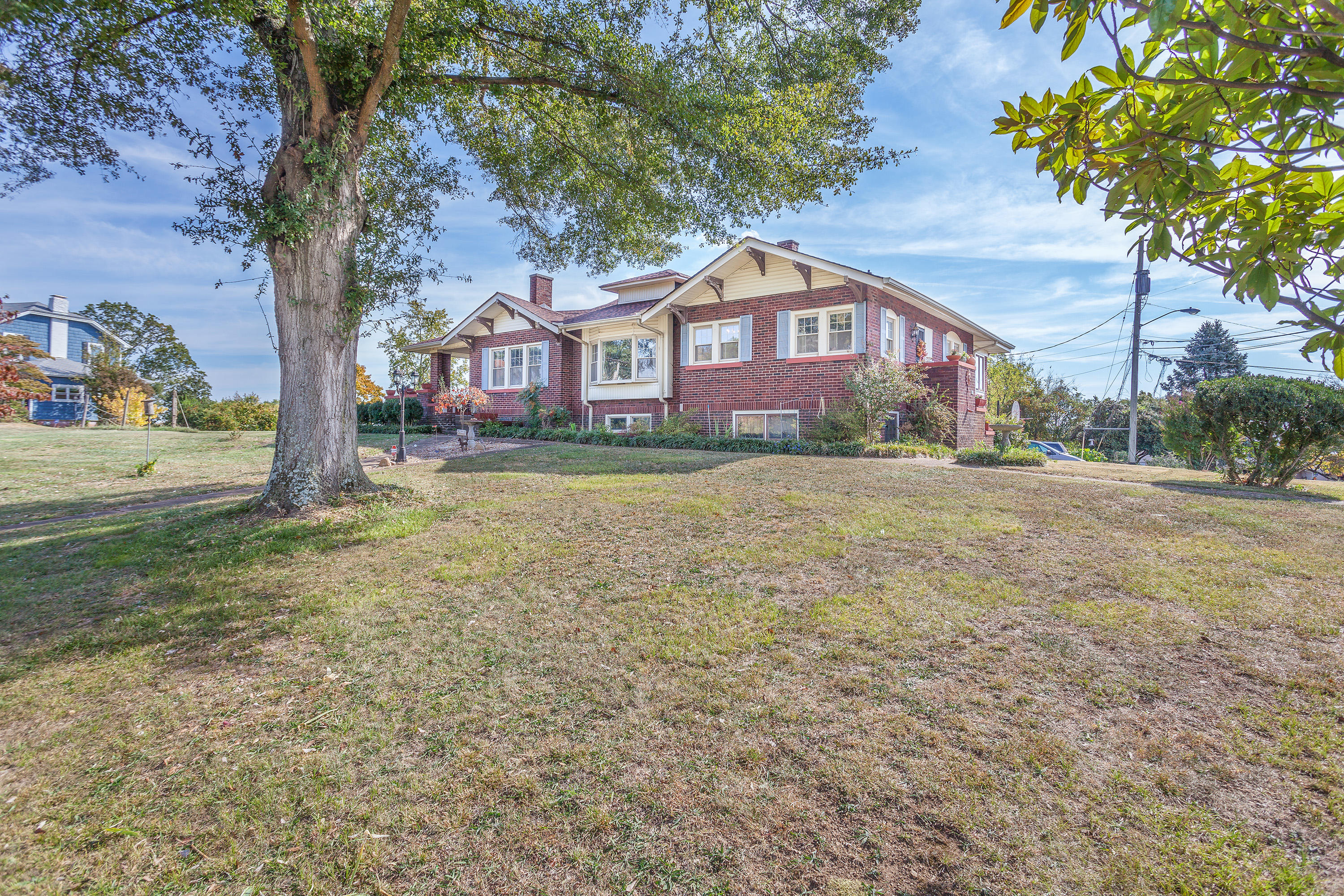 638 South Crest Road Chattanooga, TN 37404 - Photo 5 of 26 Front