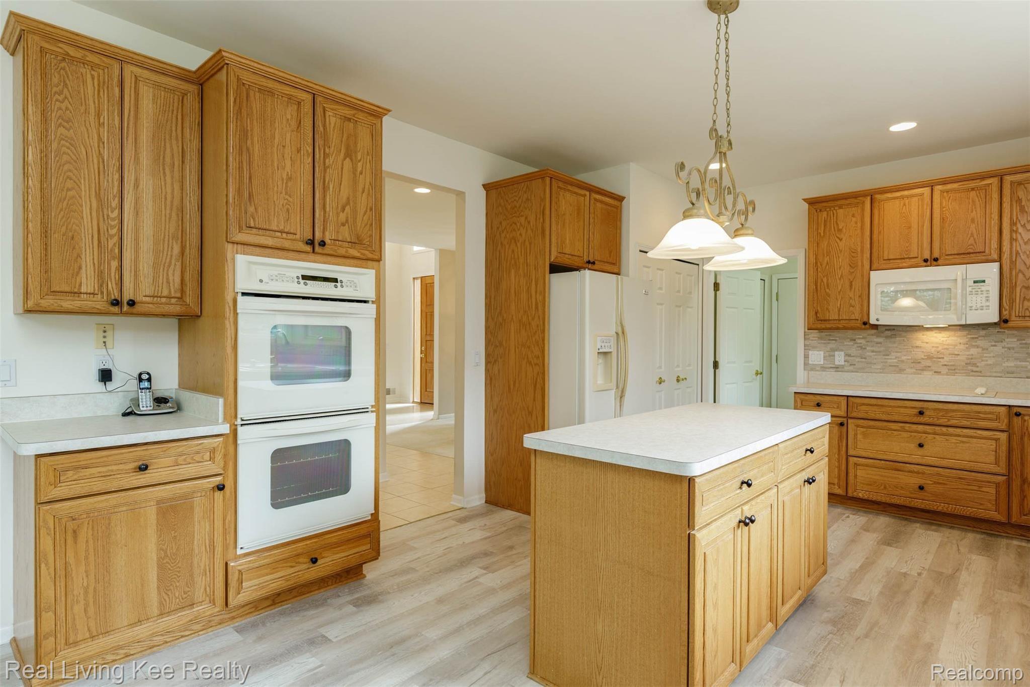 4040 Patricia Court Rochester, MI 48306 - Photo 12 of 38 4040 Patricia Ct-16.jpg
