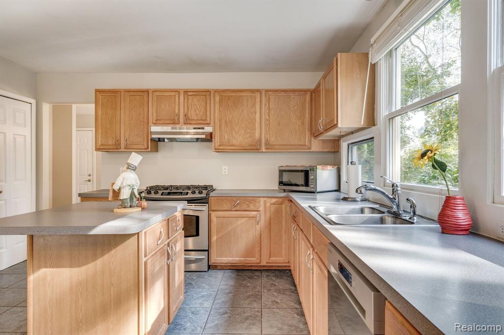 2626 Hickory Lawn Road Rochester Hills, MI 48307 - Photo 13 of 44