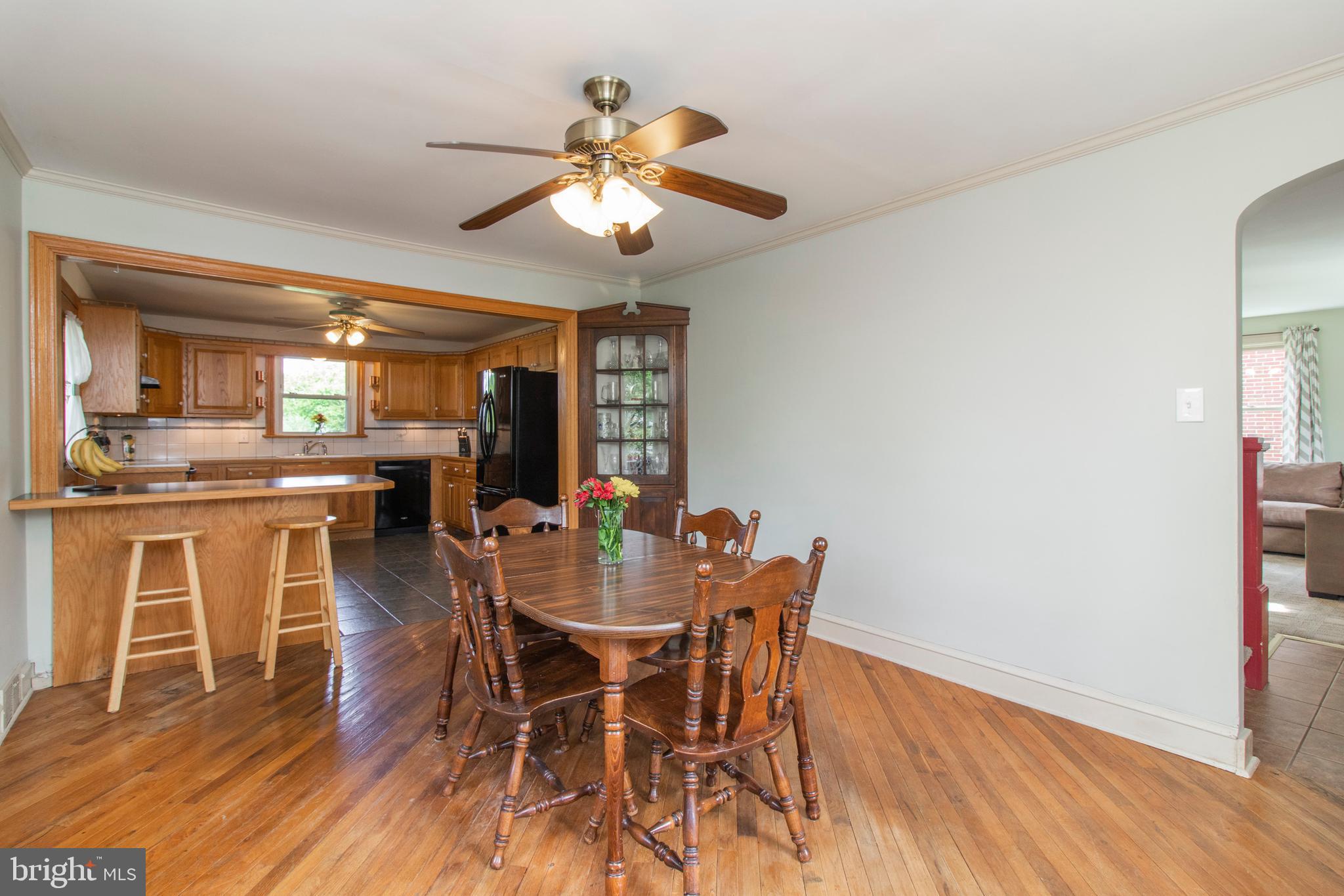 419 Ridge Avenue Souderton, PA 18964 - Photo 11 of 38 Dining room w/ corner built-in cabinet