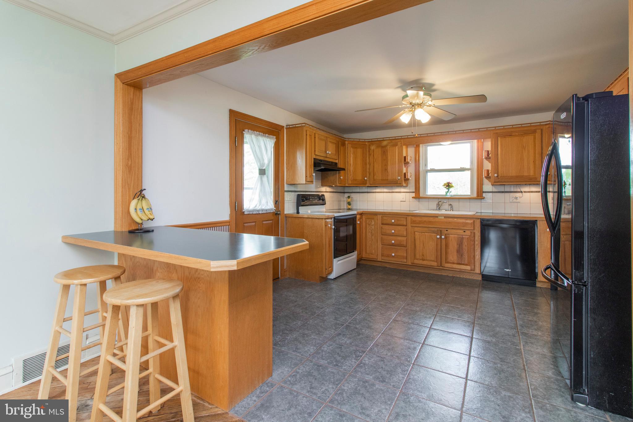 419 Ridge Avenue Souderton, PA 18964 - Photo 12 of 38 Kitchen with breakfast bar