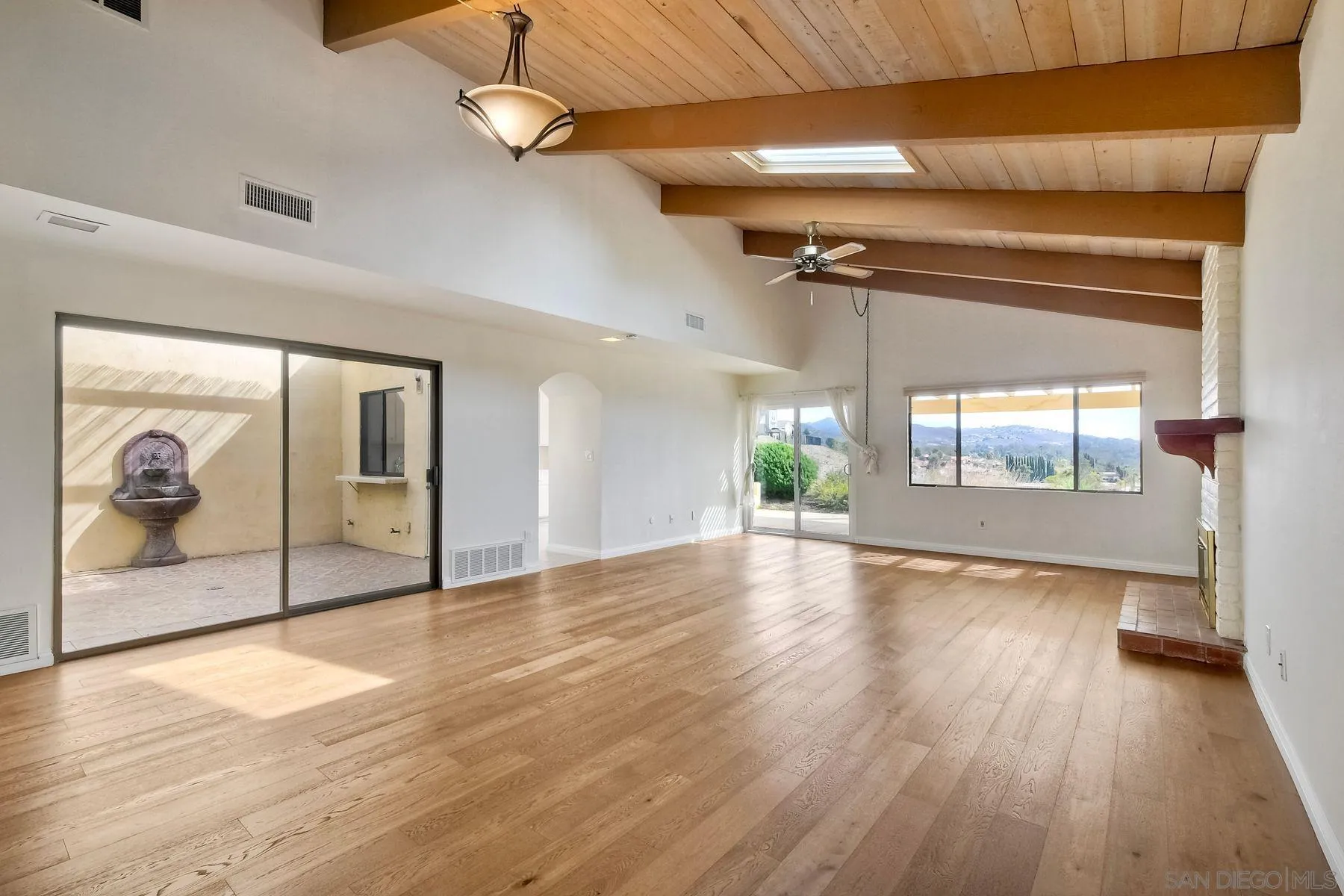 13416 The Square Poway, CA 92064 - Photo 4 of 22 a view of an empty room and window