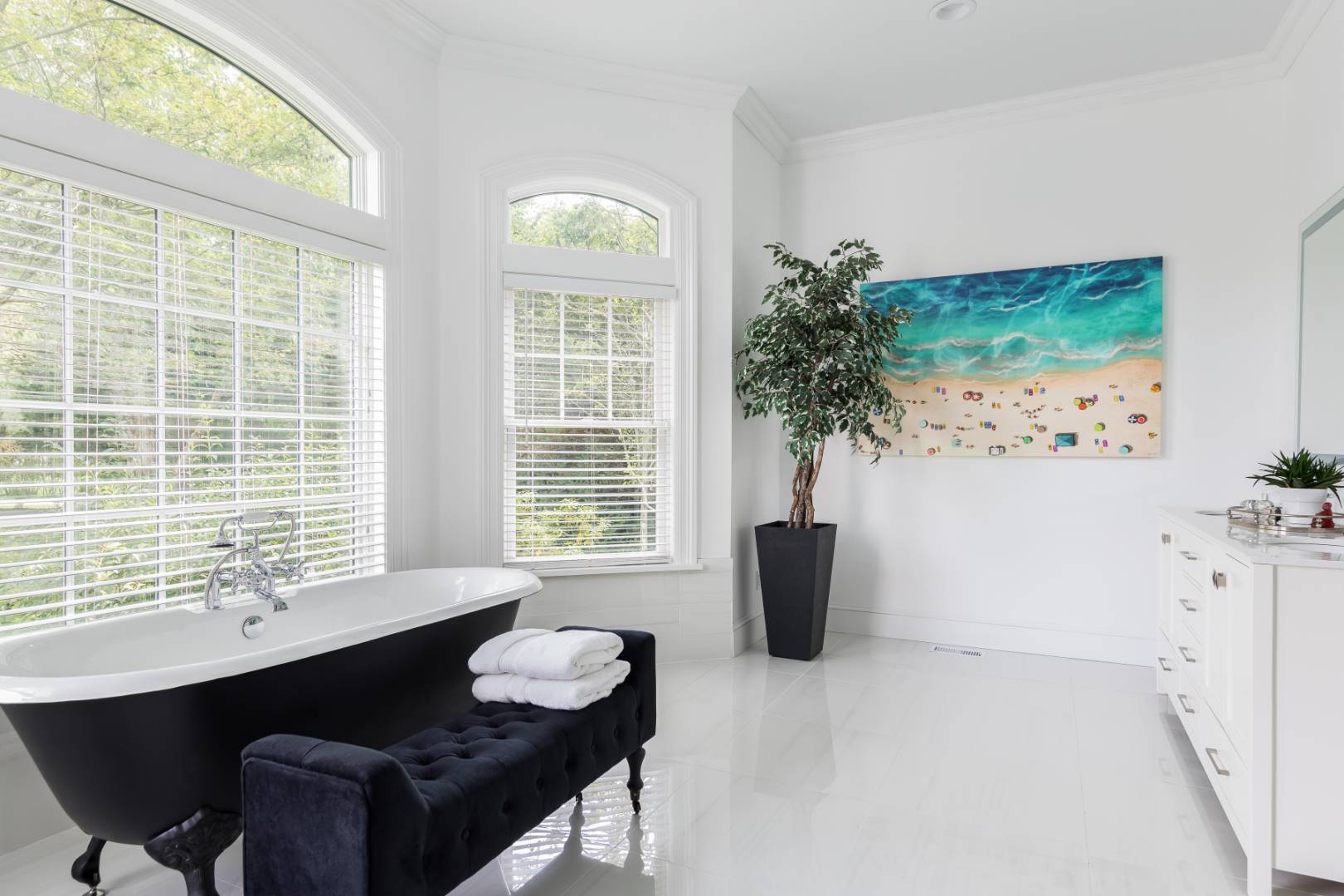 19 Kellis Way Bridgehampton, NY 11932 - Photo 17 of 26 a living room with furniture and a potted plant