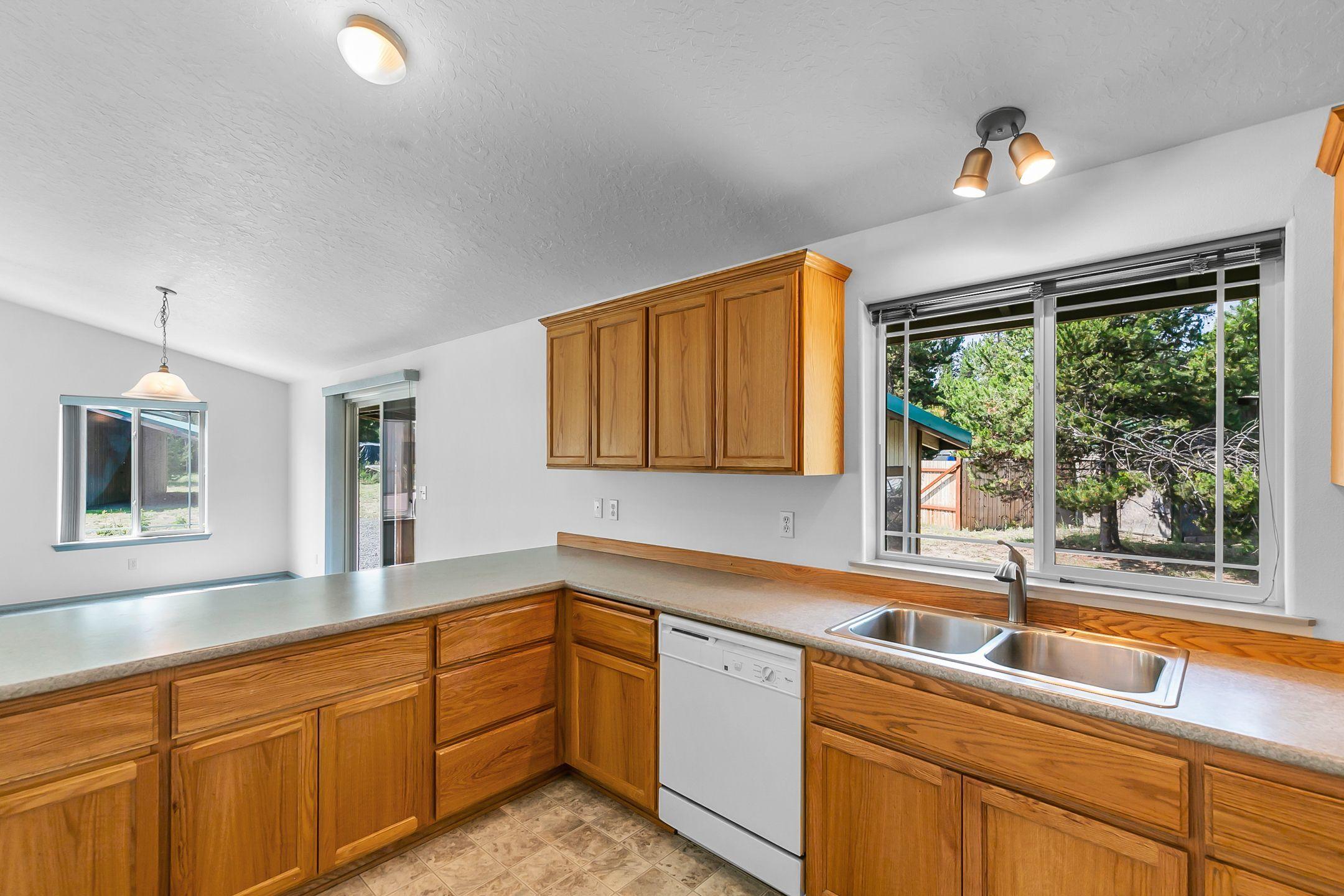 16153 Hawks Lair Road La Pine, OR 97739 - Photo 12 of 22 LapineKitchen2