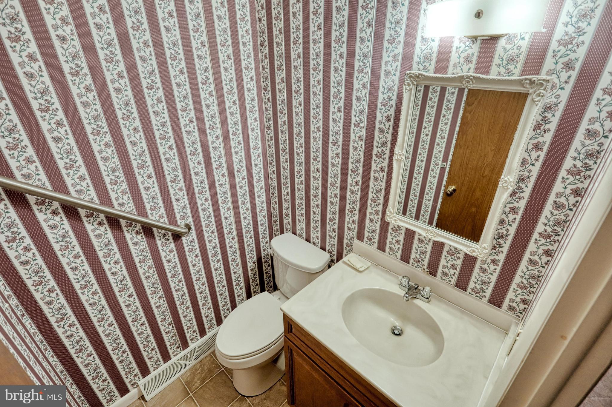3420 Harrowgate Road York, PA 17402 - Photo 22 of 41 Powder room 1st floor