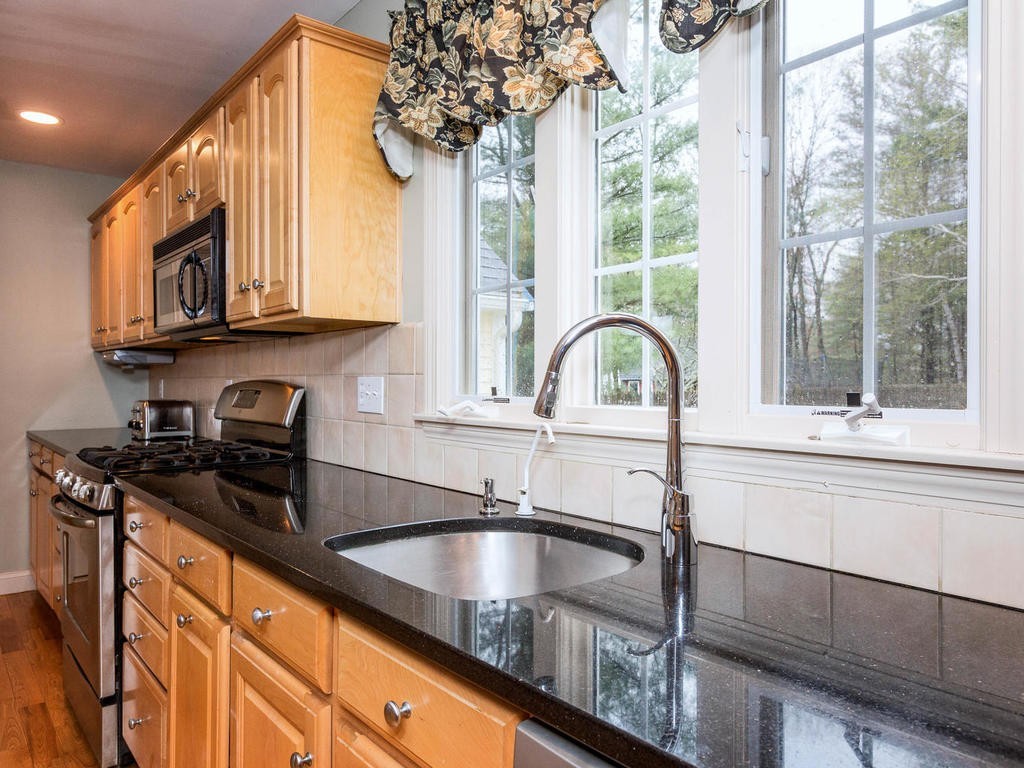 137 Daniels Road Rowley, MA 01969 - Photo 5 of 27 Gallery Image 5