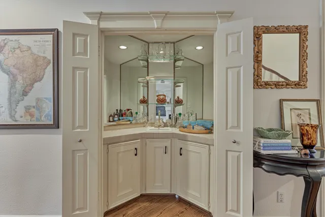 $1,075,000 | 6 Meadow Cove Drive, The Woodlands, TX 77381