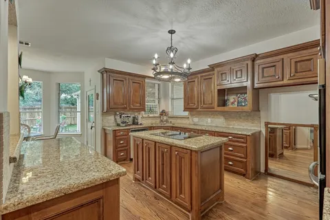 $1,075,000 | 6 Meadow Cove Drive, The Woodlands, TX 77381