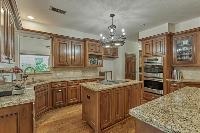 $1,075,000 | 6 Meadow Cove Drive, The Woodlands, TX 77381