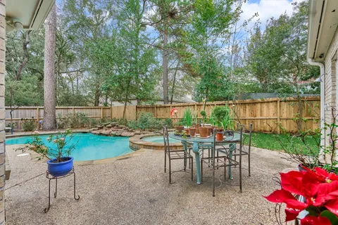 $1,075,000 | 6 Meadow Cove Drive, The Woodlands, TX 77381