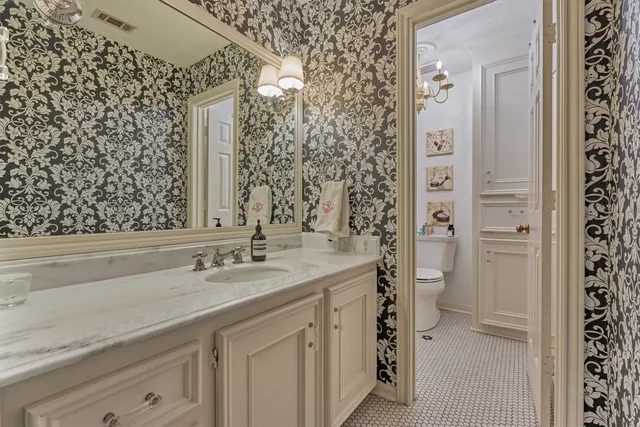 $1,075,000 | 6 Meadow Cove Drive, The Woodlands, TX 77381