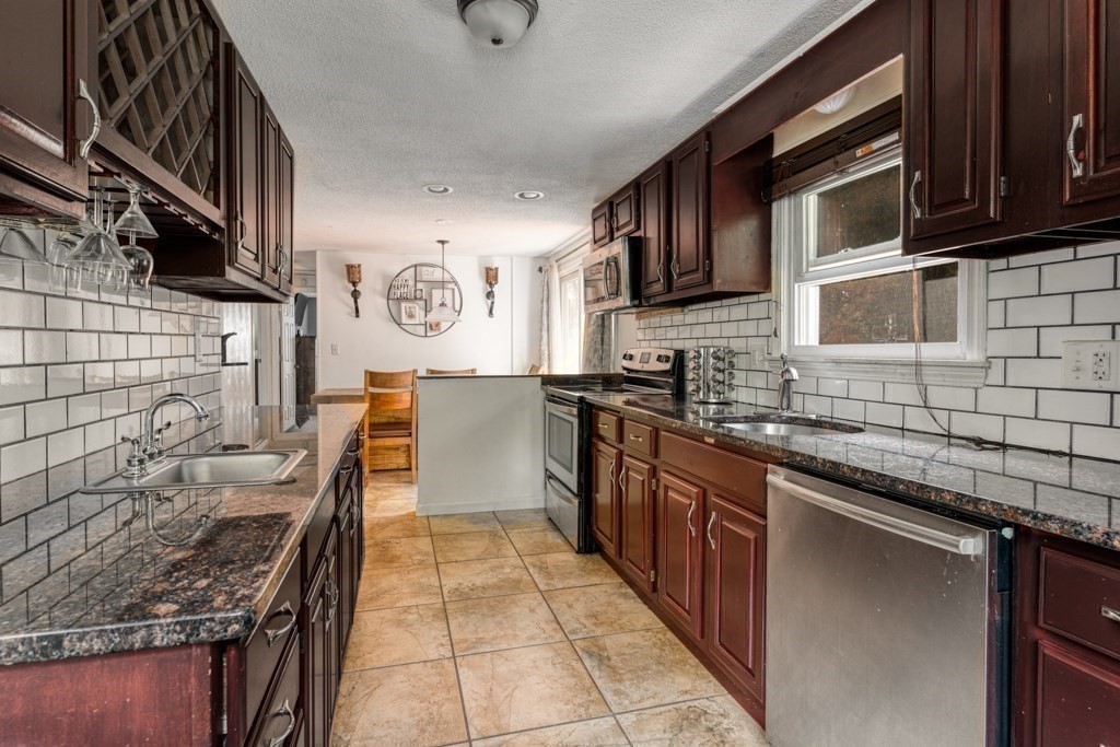 22 Pecousic Street Springfield, MA 01108 - Photo 4 of 18