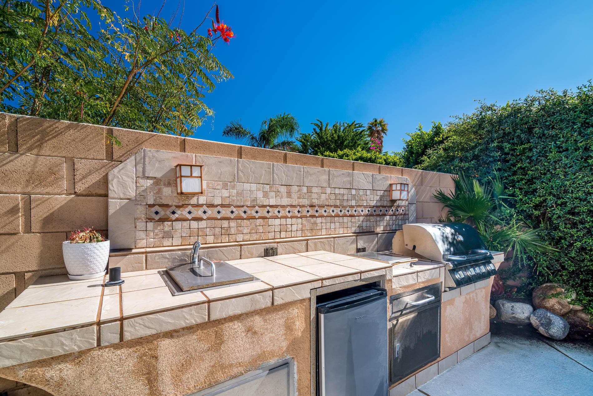 67685 Garbino Road Cathedral City, CA 92234 - Photo 5 of 45 a view of a terrace with sitting area