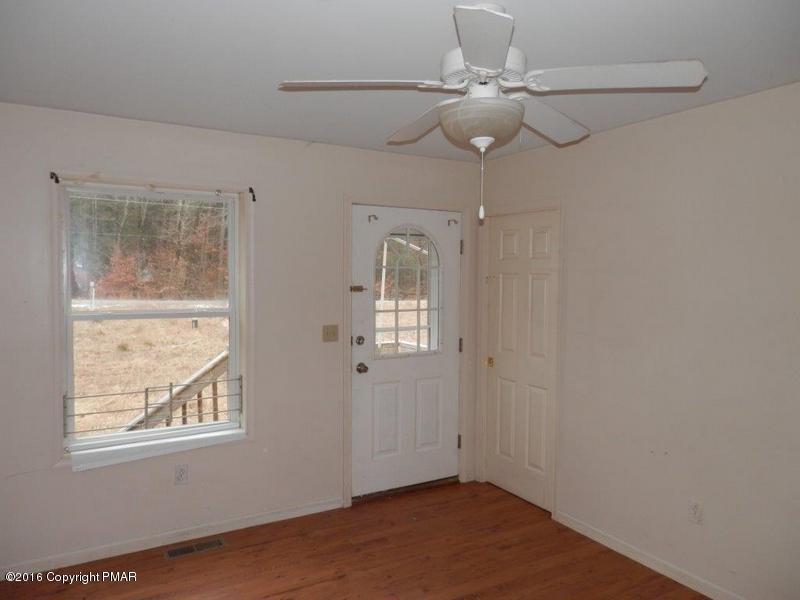 122 Deppners Road Blakeslee, PA 18610 - Photo 3 of 14 Living room