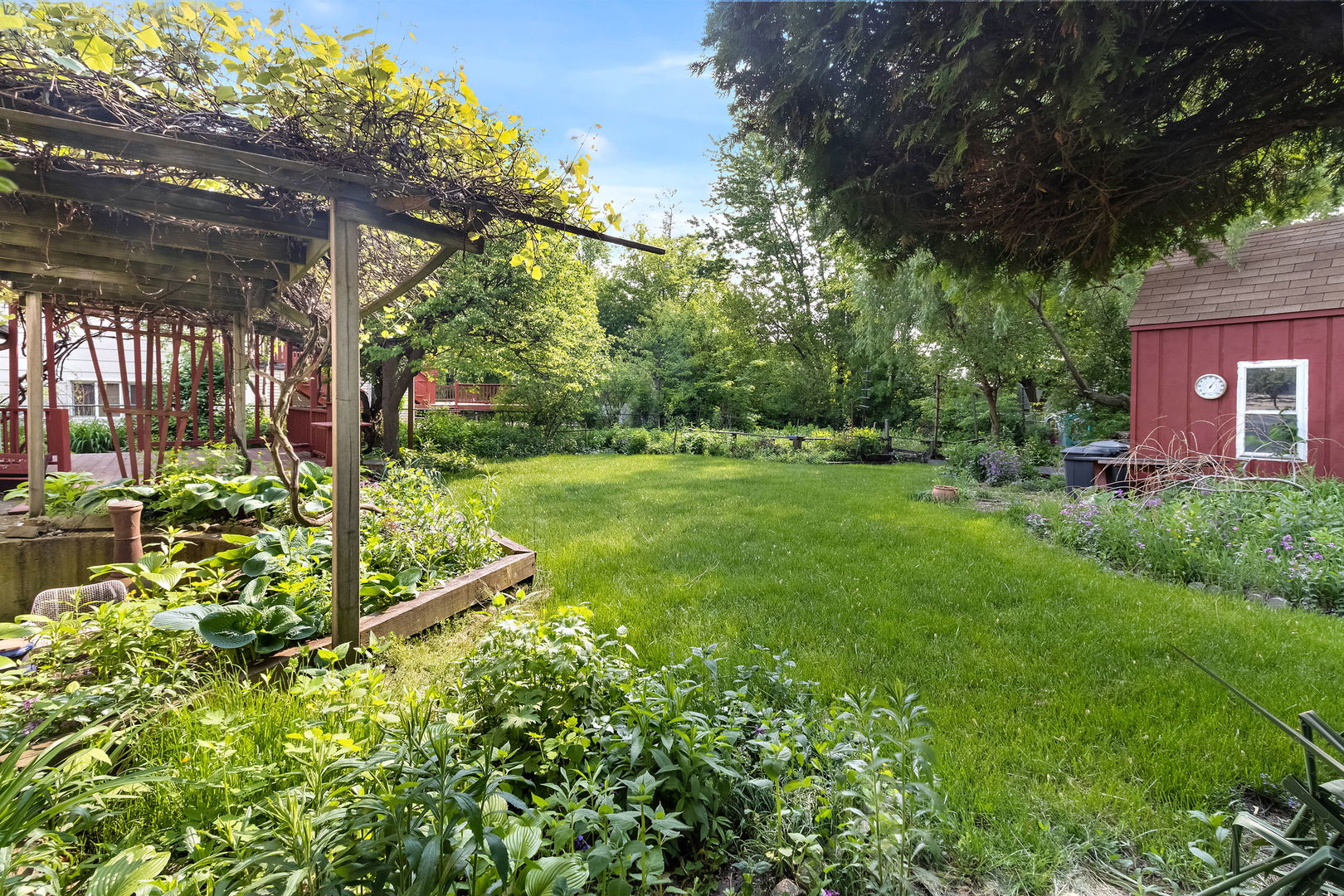 586 Raupp Boulevard Buffalo Grove, IL 60089 - Photo 23 of 26 a view of a garden with plants