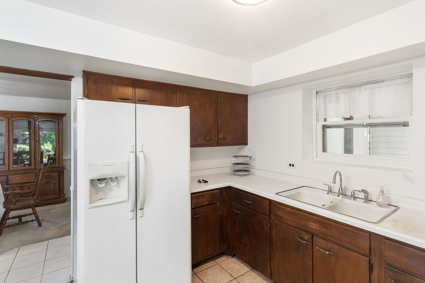 586 Raupp Boulevard Buffalo Grove, IL 60089 - Photo 7 of 26 a kitchen with a refrigerator and a sink