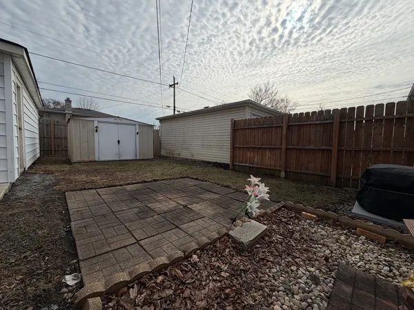a view of a backyard