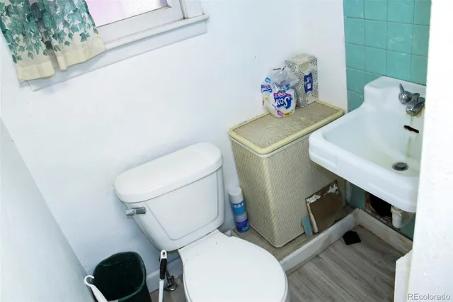 a view of utility room