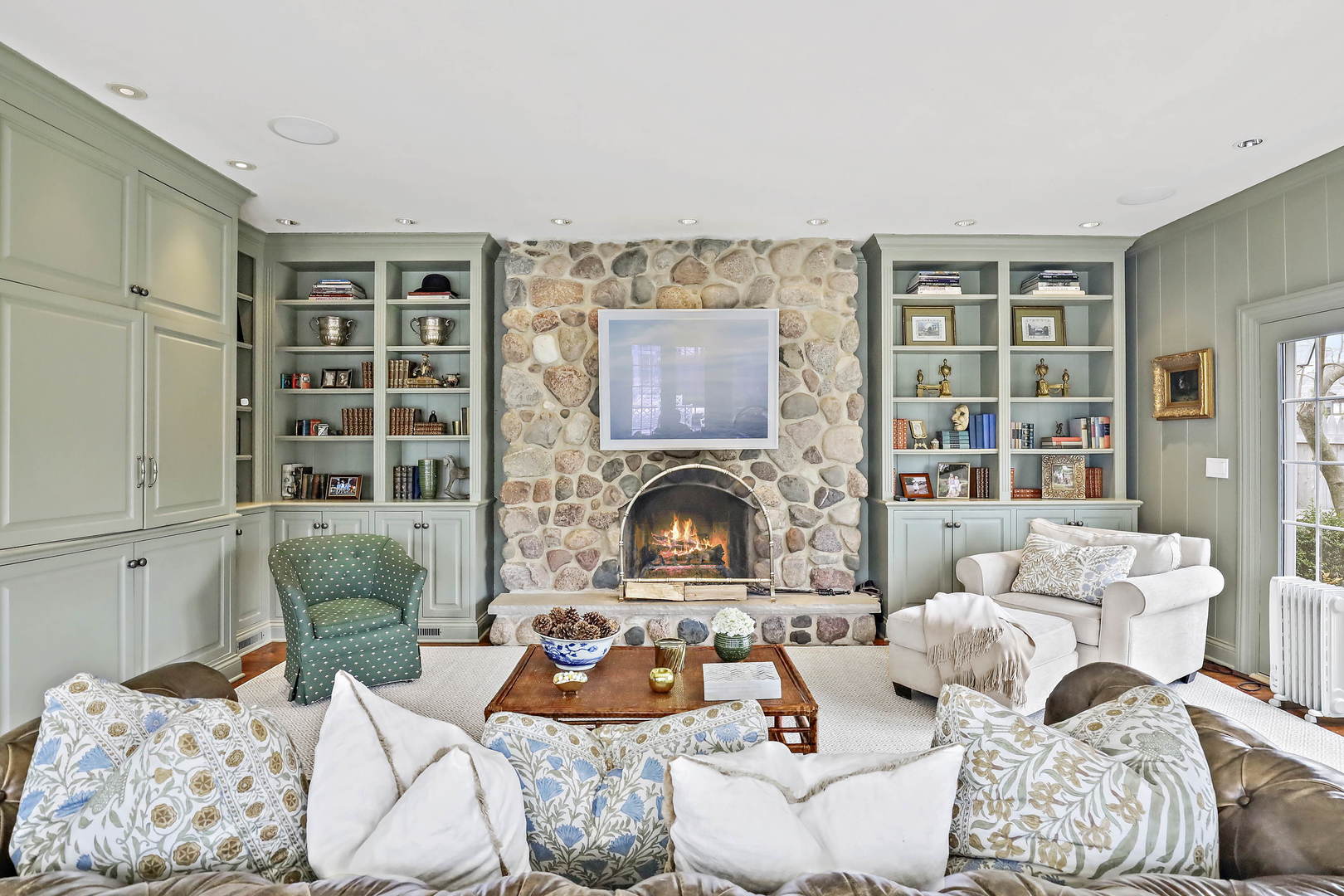 138 East Sheridan Road Lake Bluff, IL 60044 - Photo 12 of 39 a living room with furniture and a fireplace