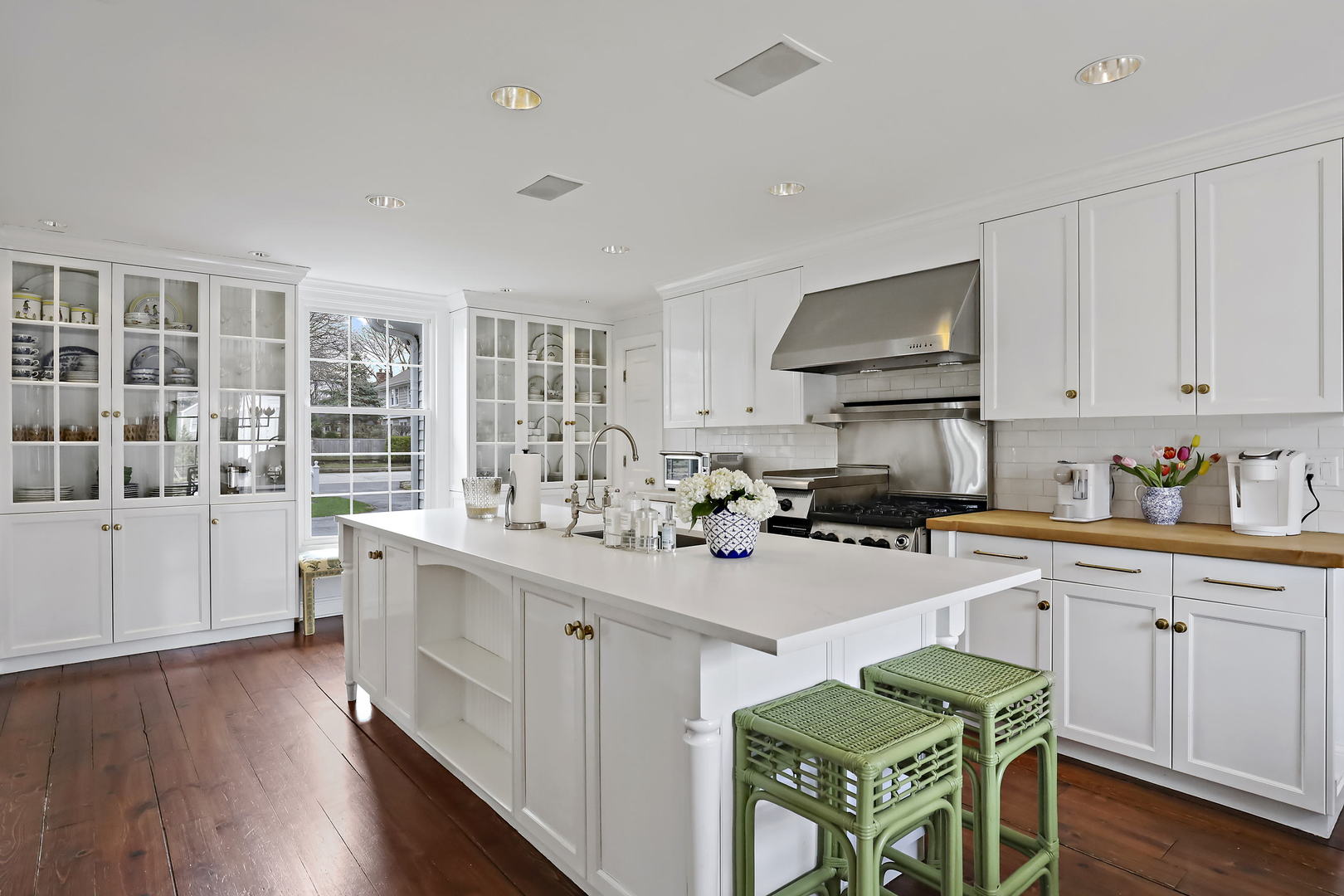 138 East Sheridan Road Lake Bluff, IL 60044 - Photo 6 of 39 a kitchen with cabinets a sink and chairs in it