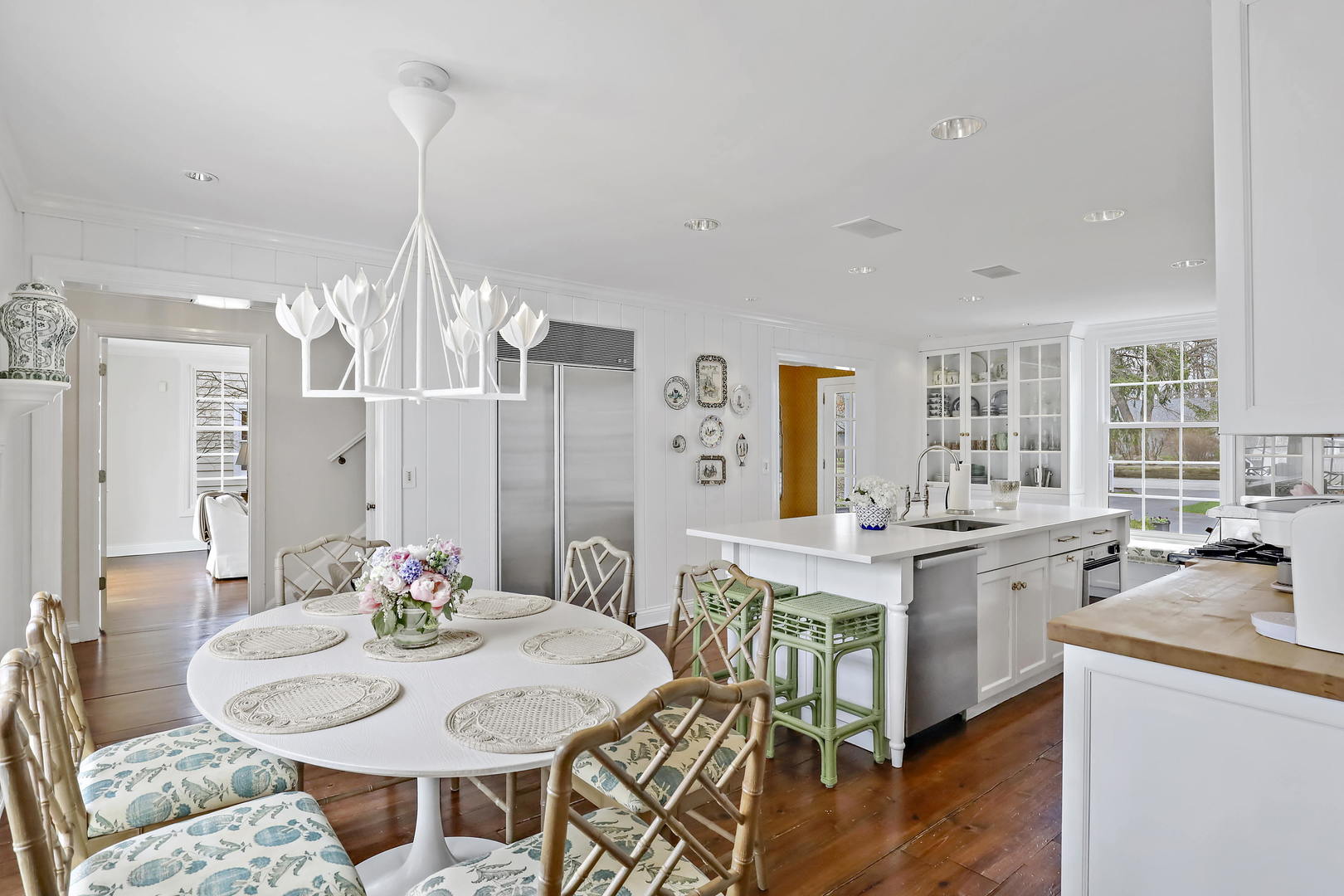 138 East Sheridan Road Lake Bluff, IL 60044 - Photo 9 of 39 a view of a dining room with furniture and wooden floor
