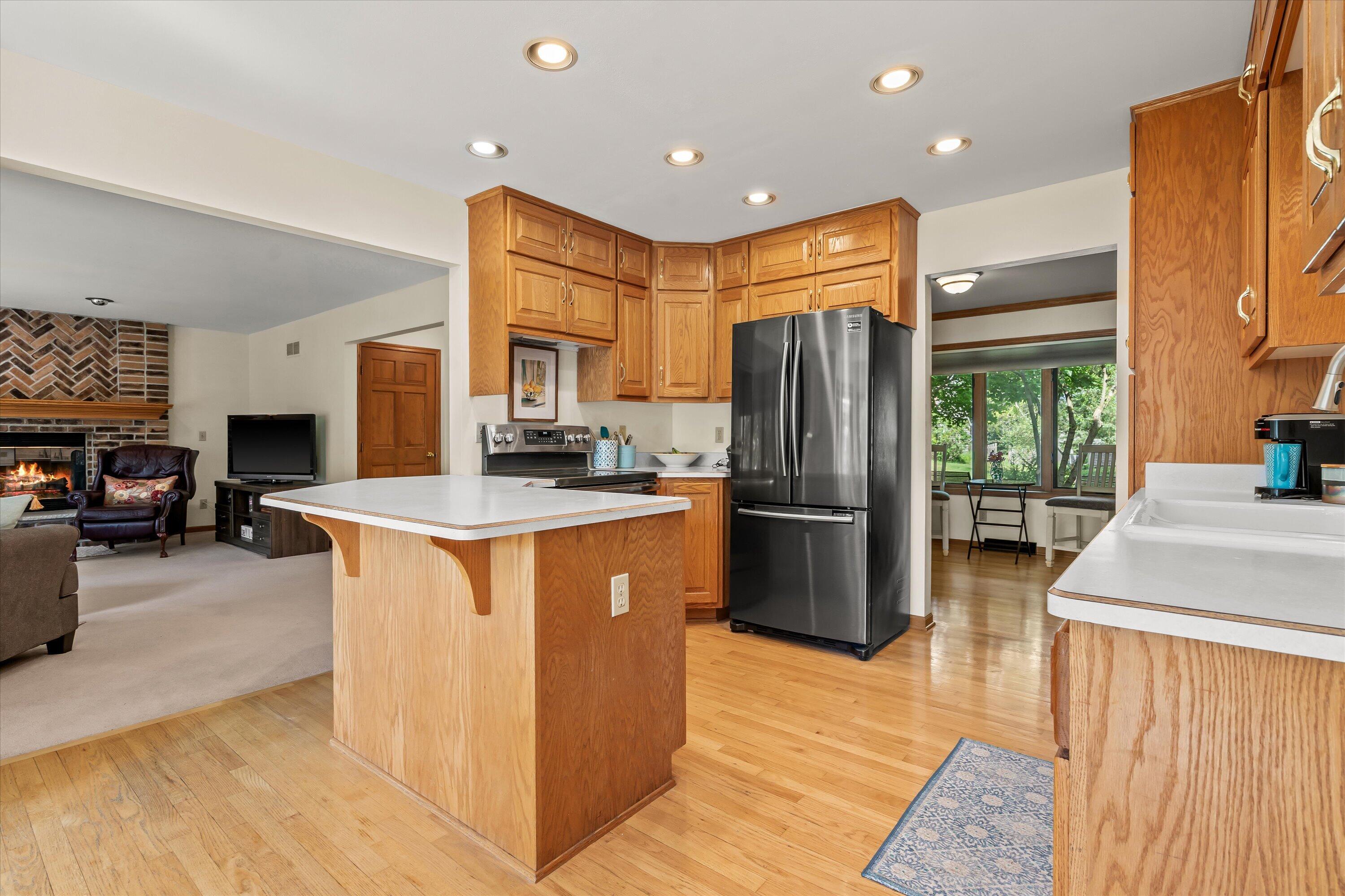 W168N5039 Stonefield Road Menomonee Falls, WI 53051 - Photo 10 of 34 Kitchen