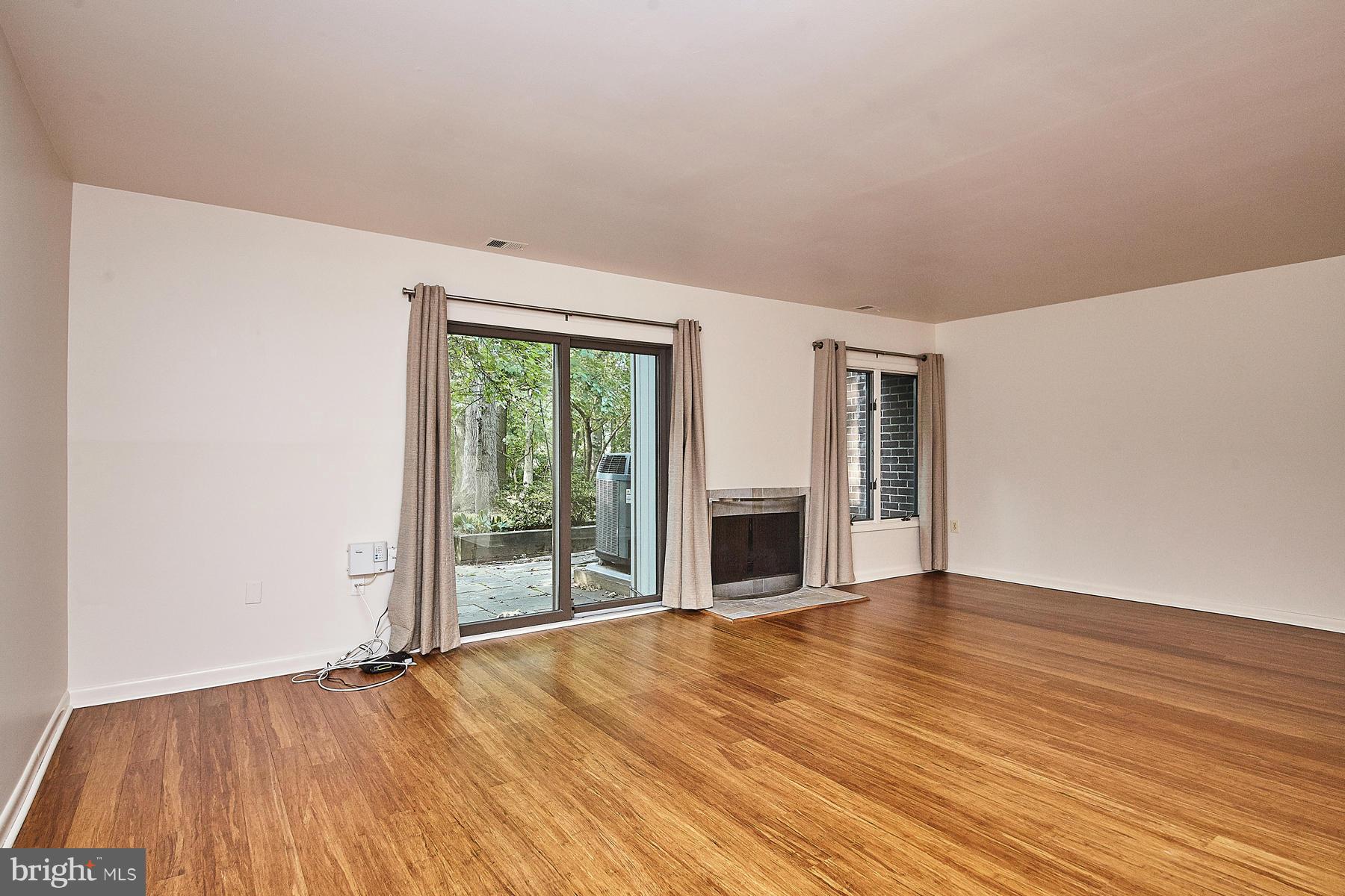 2047 Wethersfield Court Reston, VA 20191 - Photo 6 of 30 Living Room