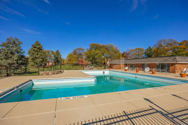 $175,000 | 3915 Saratoga Avenue, Unit H214, Downers Grove, IL 60515