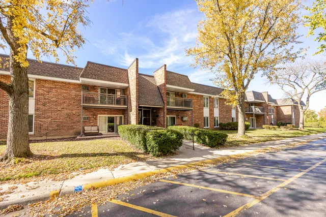 $175,000 | 3915 Saratoga Avenue, Unit H214, Downers Grove, IL 60515