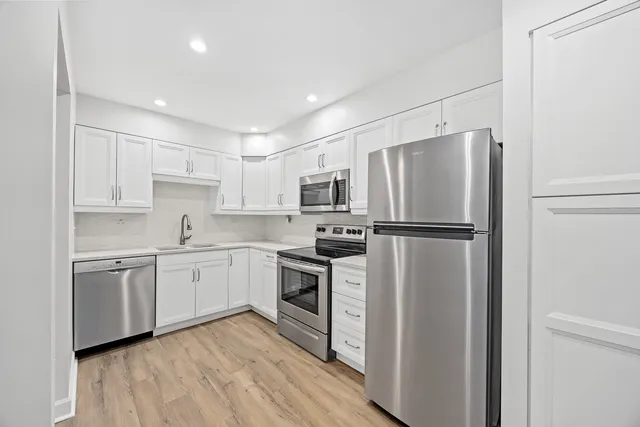 $175,000 | 3915 Saratoga Avenue, Unit H214, Downers Grove, IL 60515