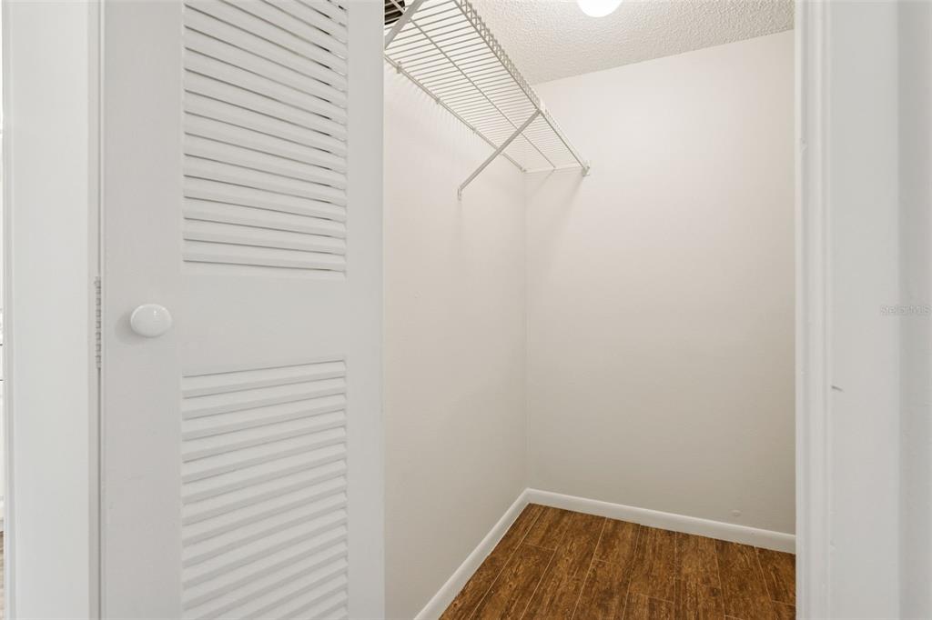 2690 Coral Landings Boulevard, Unit 622 Palm Harbor, FL 34684 - Photo 19 of 31 a bathroom with a window