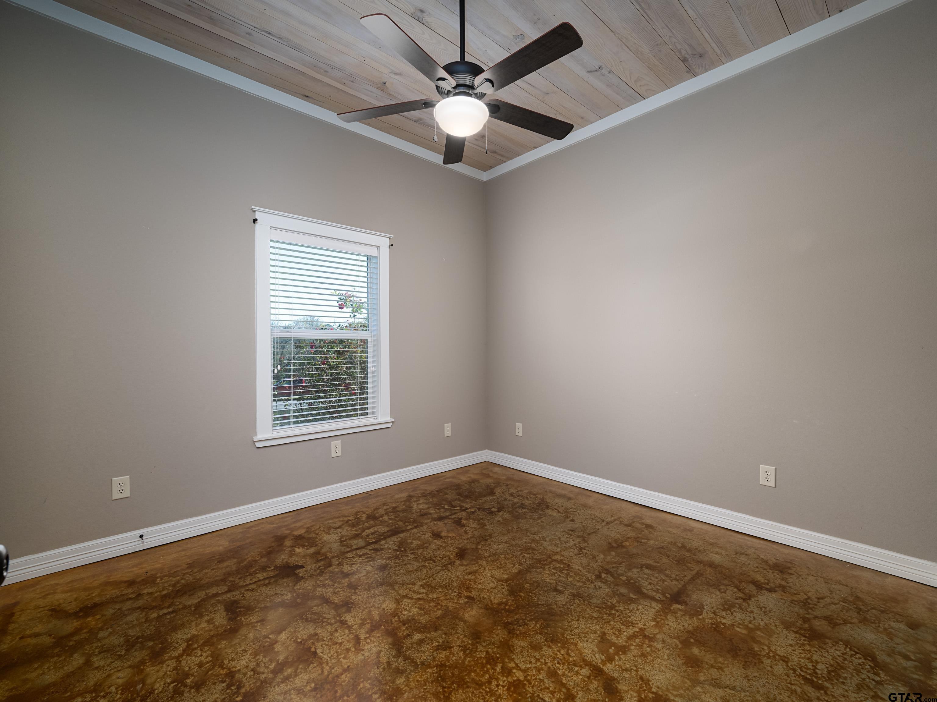 271 Front Street Palestine, TX 75803 - Photo 15 of 25 an empty room with a window and a fan