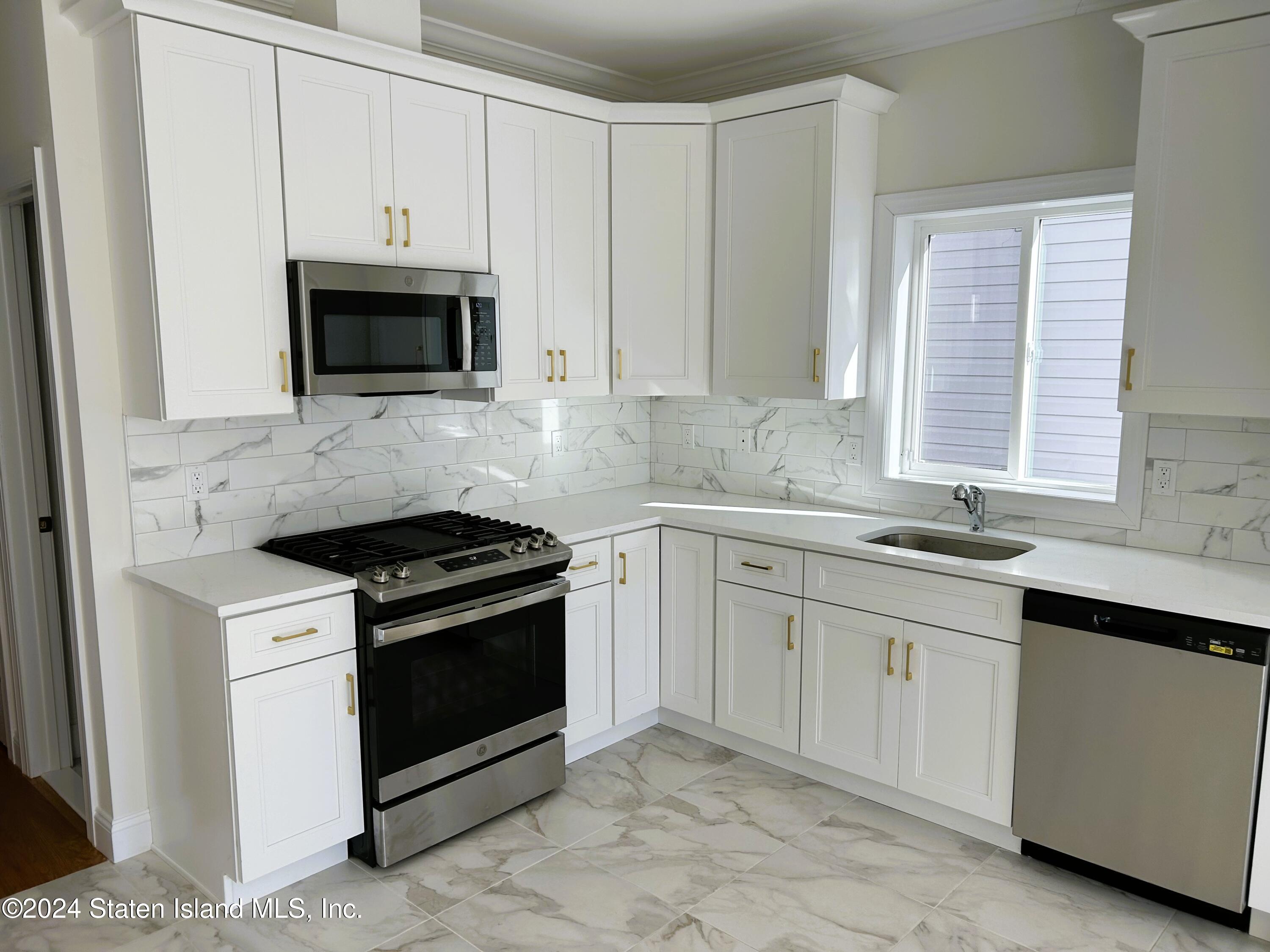 80 Hooker Place Staten Island, NY 10302 - Photo 5 of 38 IMG_1248