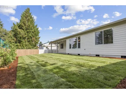 a view of a backyard