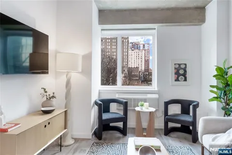 $2,800 | 10 Commerce Court, Unit 10J, Newark, NJ 07102