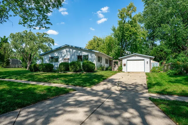 $279,900 | 422 Tanglewood Drive, Streamwood, IL 60107