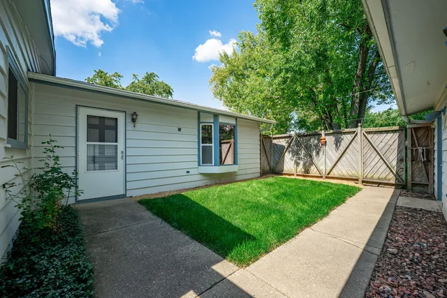 $279,900 | 422 Tanglewood Drive, Streamwood, IL 60107