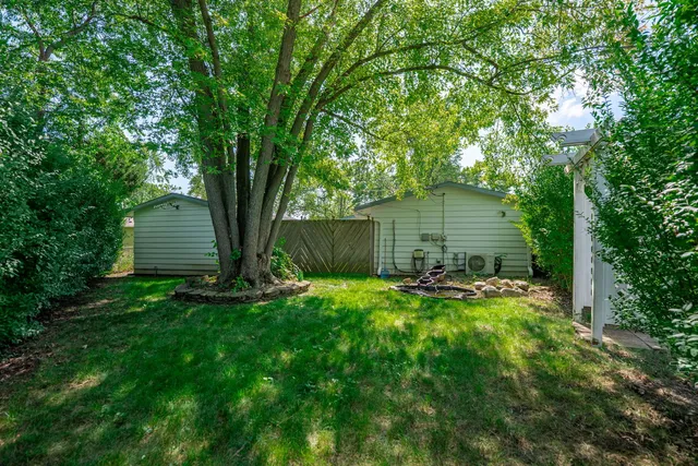 $279,900 | 422 Tanglewood Drive, Streamwood, IL 60107