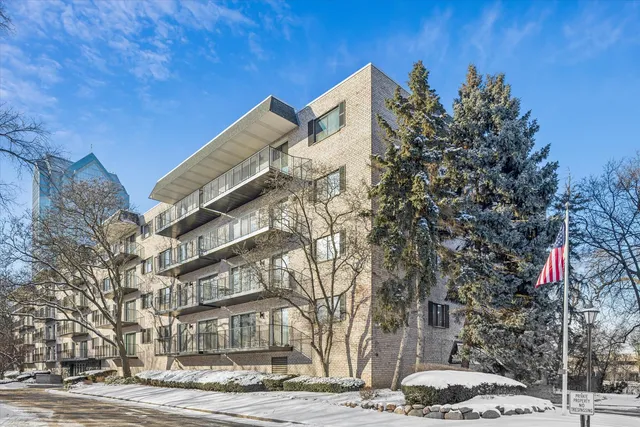 $229,900 | 1-s150 Spring Road, Unit 2I, Oak Brook, IL 60181