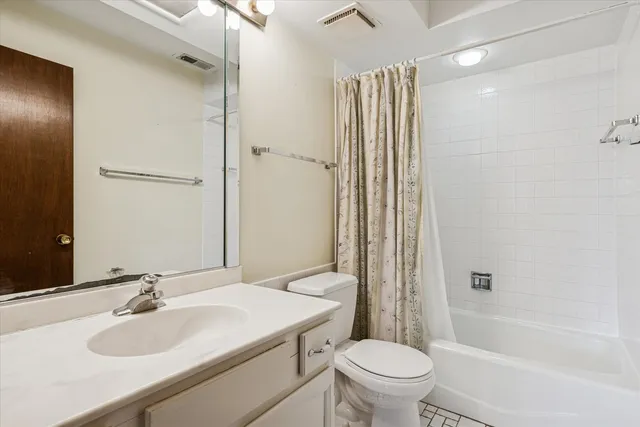 $229,900 | 1-s150 Spring Road, Unit 2I, Oak Brook, IL 60181