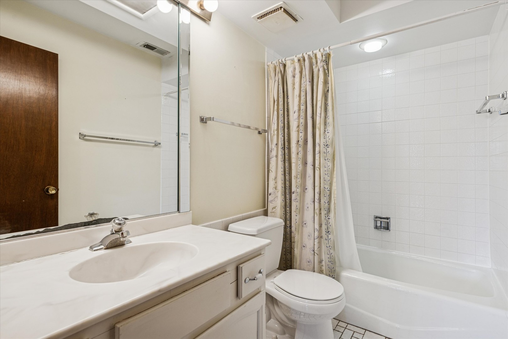 1-s150 Spring Road, Unit 2I Oak Brook, IL 60181 - Photo 11 of 16 a bathroom with a sink toilet tub and shower