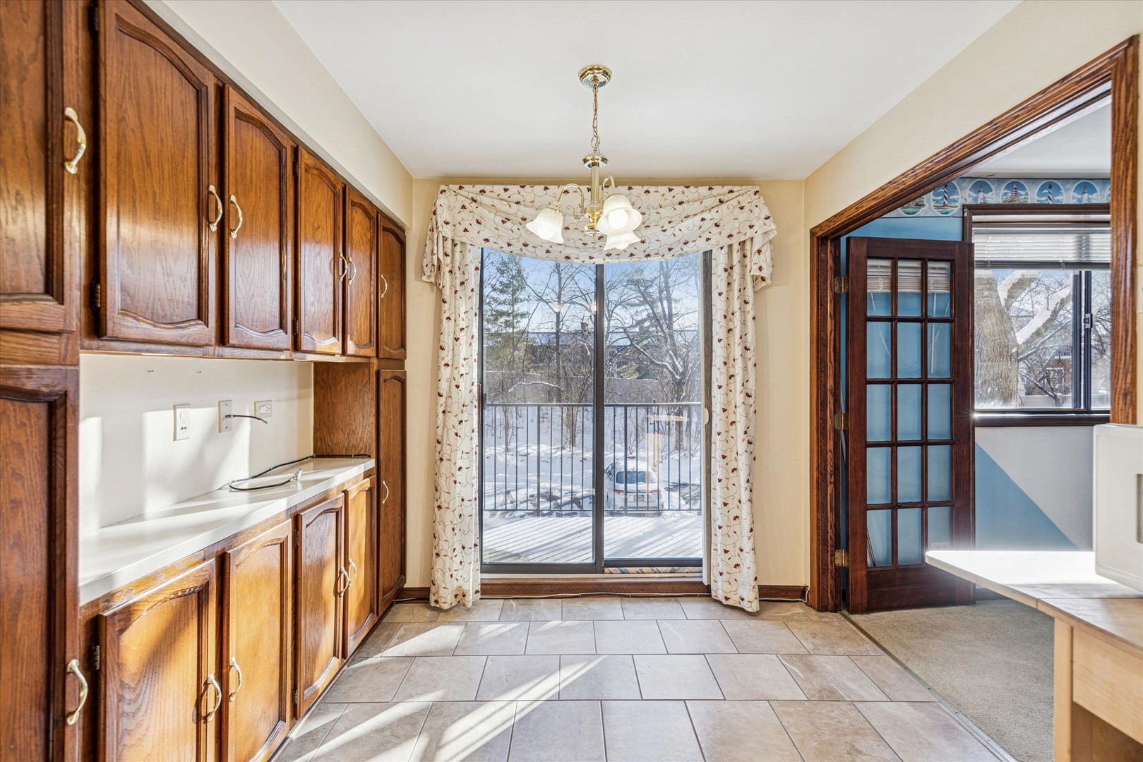 1-s150 Spring Road, Unit 2I Oak Brook, IL 60181 - Photo 2 of 16 a view of a kitchen with an entryway and chandelier