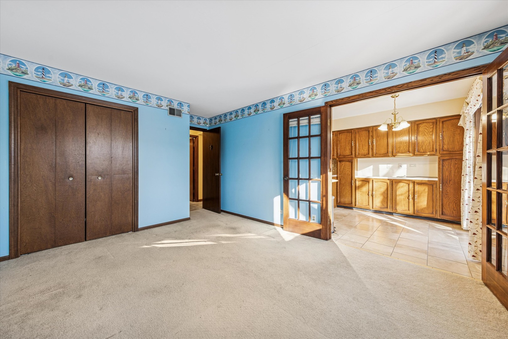 1-s150 Spring Road, Unit 2I Oak Brook, IL 60181 - Photo 6 of 16 an empty room with windows