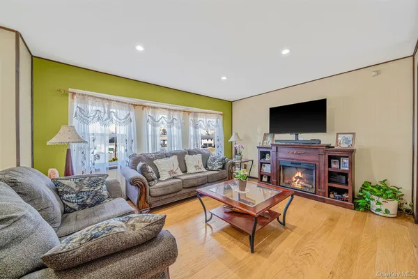 $699,000 | 27 Trader Lane, Brentwood, NY 11717