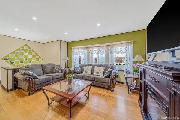 $699,000 | 27 Trader Lane, Brentwood, NY 11717